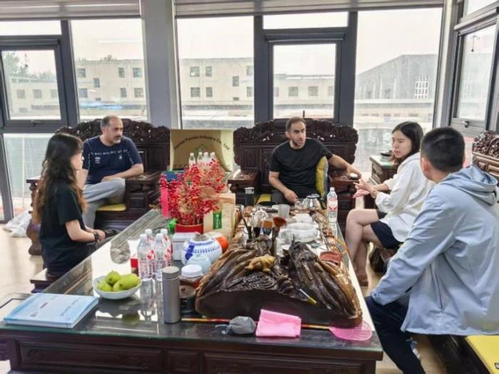 Saudi-arabiske kunder besøker vår modulære containerhusfabrikk